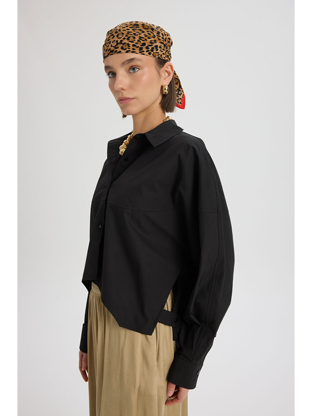 Numen Yırtmaç Detay Siyah Kısa Gömlek-3