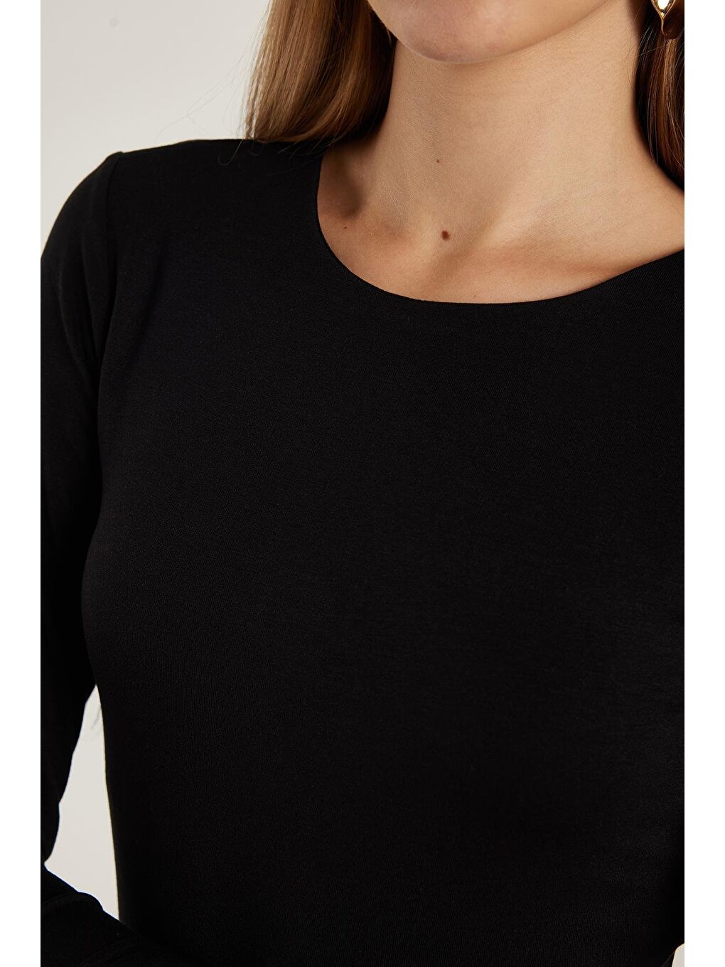 Kadın Slim Fit Dar Kesim Uzun Kollu Bisiklet Yaka Sırt Detaylı Siyah Viskon Bluz-2