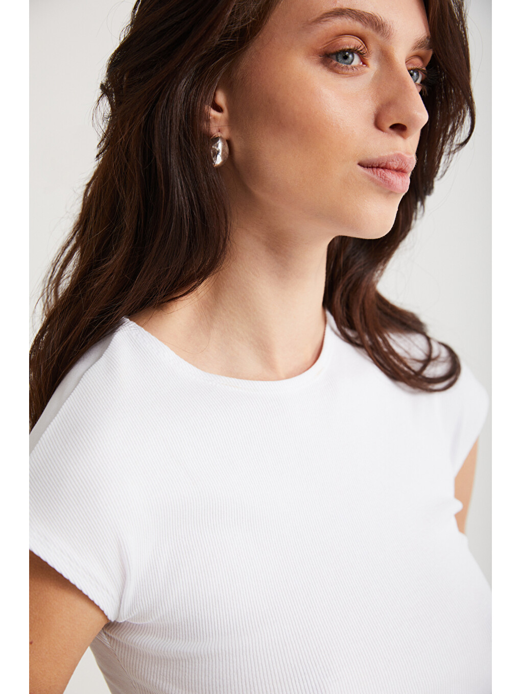 Ayra Kadın Fitilli Görünümlü Slim Fit Vücuda Oturan Bisiklet Yaka Kısa Kollu Crop Beyaz Büstiyer-4