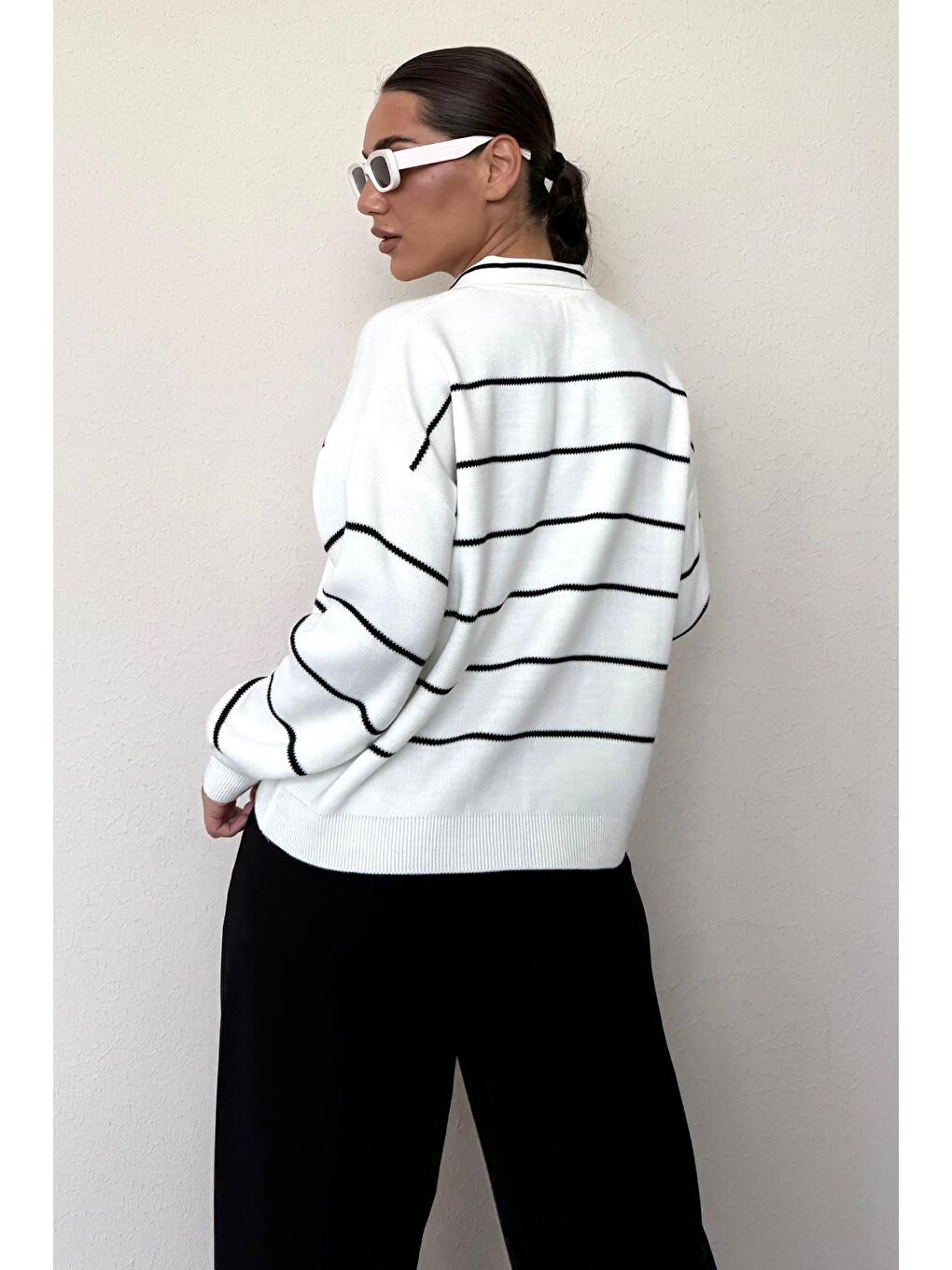 Beyaz Kemik Rengi Çizgili Polo Yaka Kadın Triko Kazak Mg2470-5