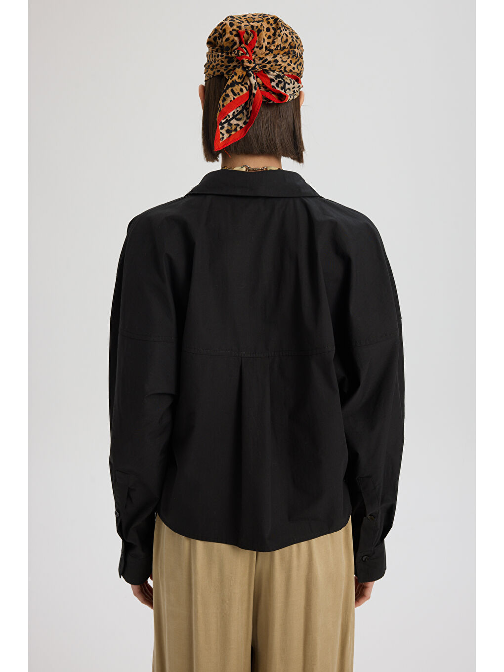 Numen Yırtmaç Detay Siyah Kısa Gömlek-4
