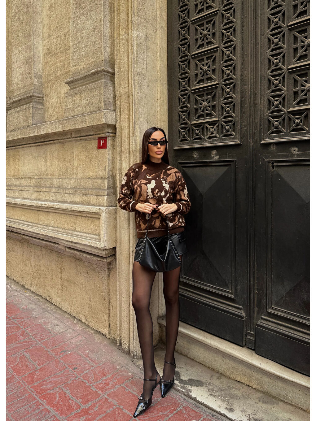 Kahverengi Çiçek Desenli Dokulu Triko Kazak-1