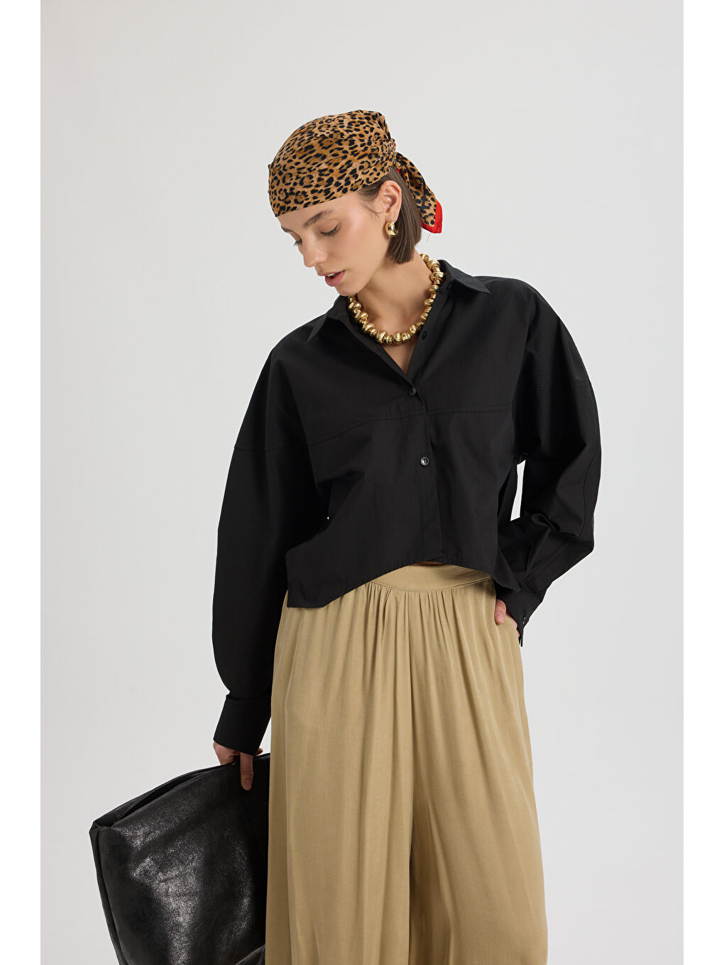 Numen Yırtmaç Detay Siyah Kısa Gömlek-5