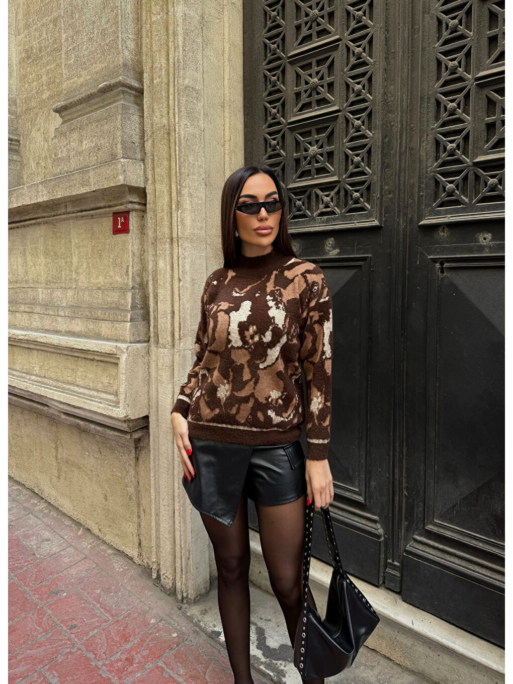 Kahverengi Çiçek Desenli Dokulu Triko Kazak-2