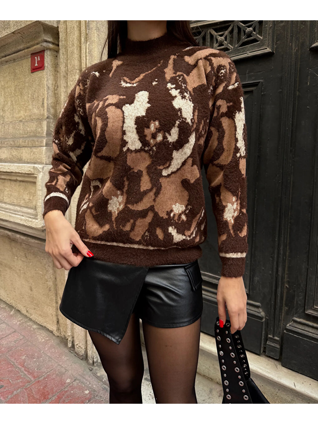 Kahverengi Çiçek Desenli Dokulu Triko Kazak-4