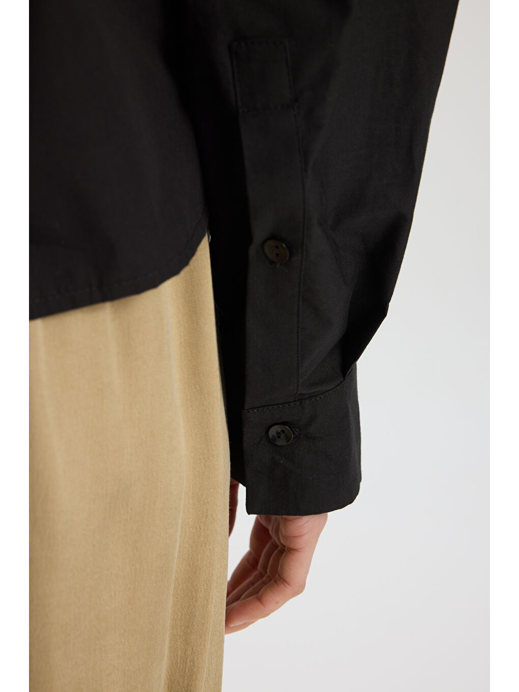 Numen Yırtmaç Detay Siyah Kısa Gömlek-7