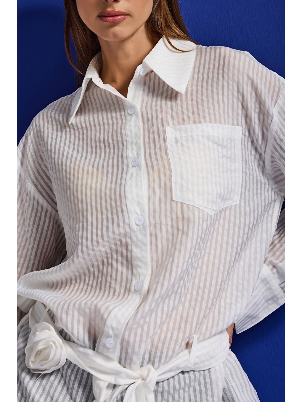 Kadın Beyaz w5 Oversize Kemer Detaylı Özel Kumaş Tasarım Gömlek-1