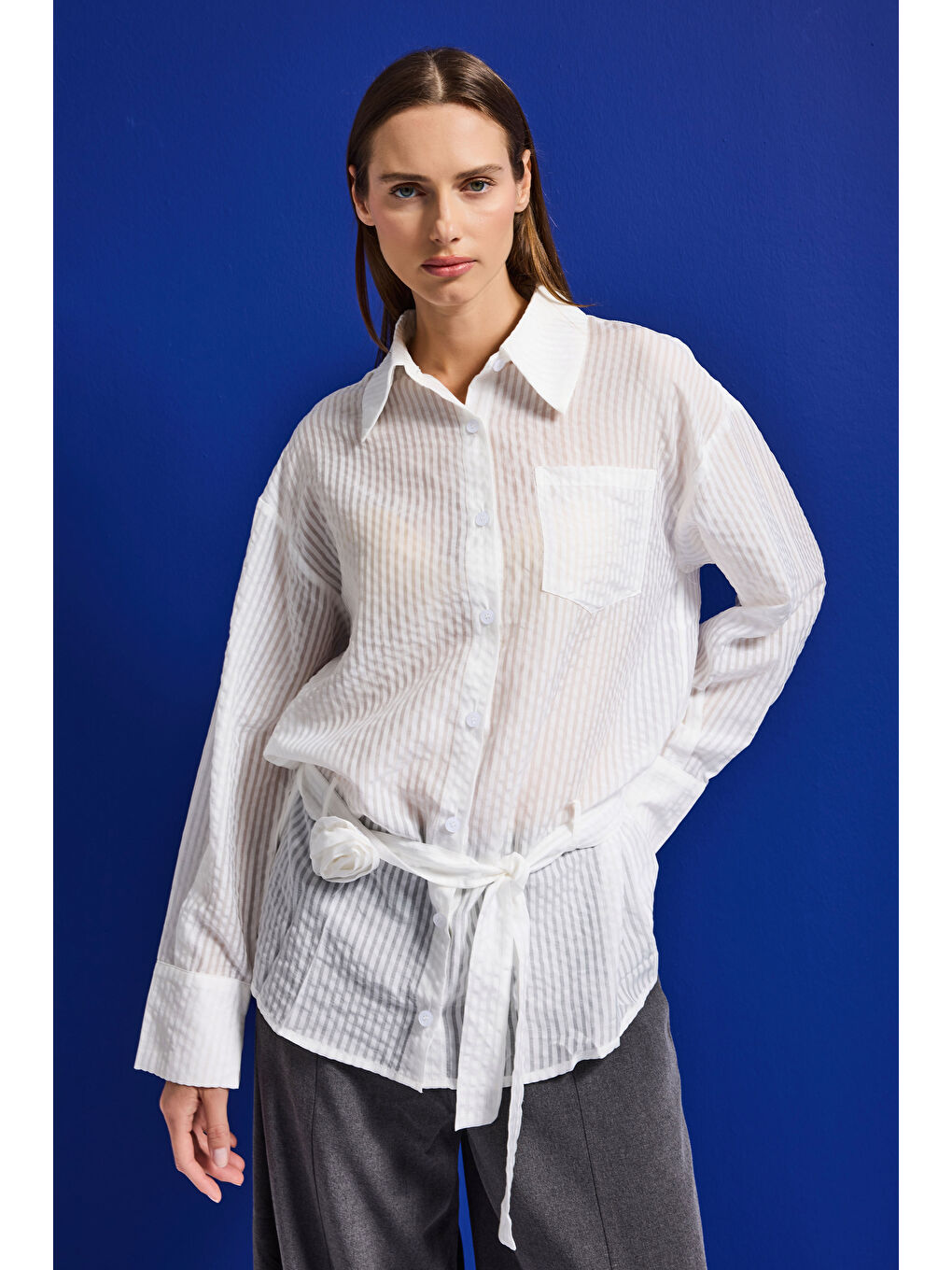 Kadın Beyaz w5 Oversize Kemer Detaylı Özel Kumaş Tasarım Gömlek-2