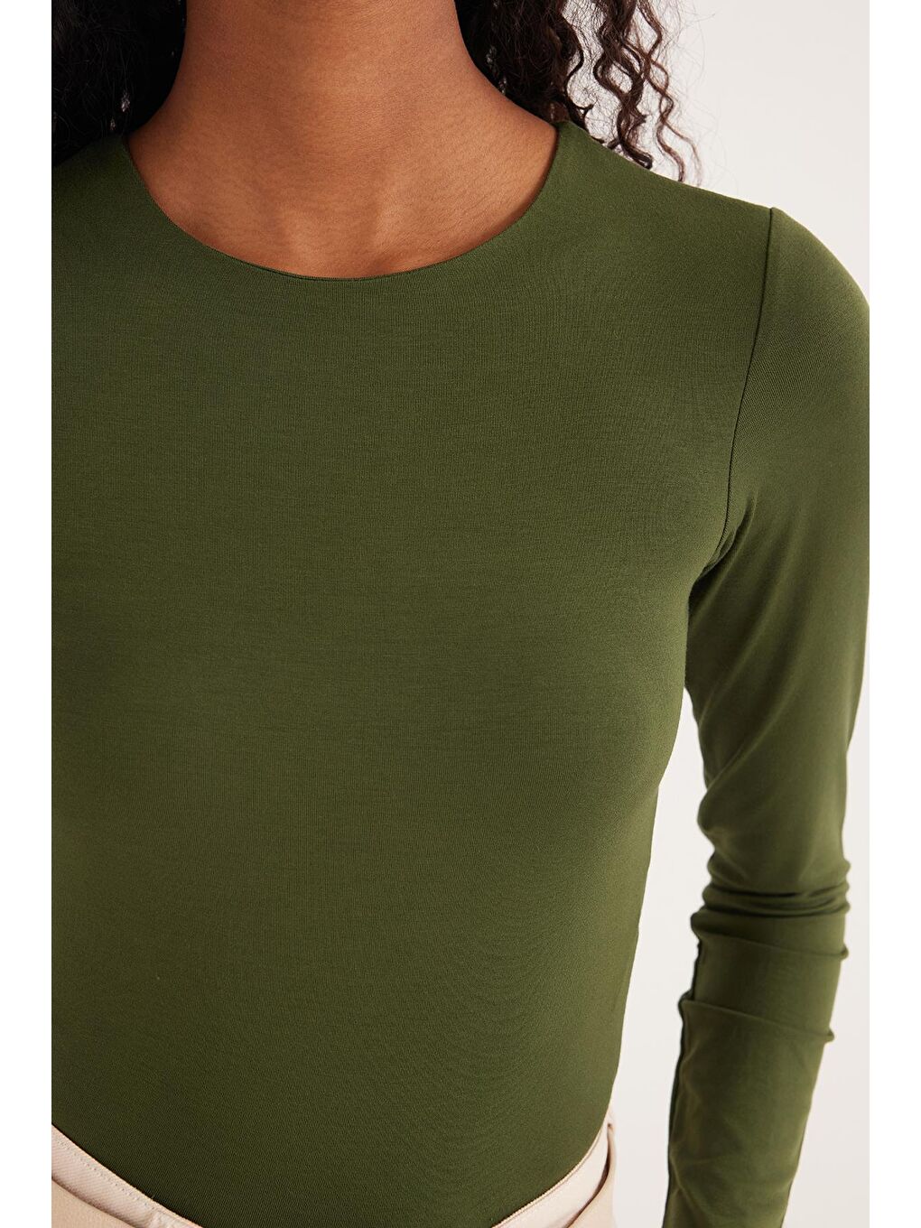 Kadın Slim Fit Dar Kesim Uzun Kollu Bisiklet Yaka Sırt Detaylı Yeşil Viskon Bluz-2