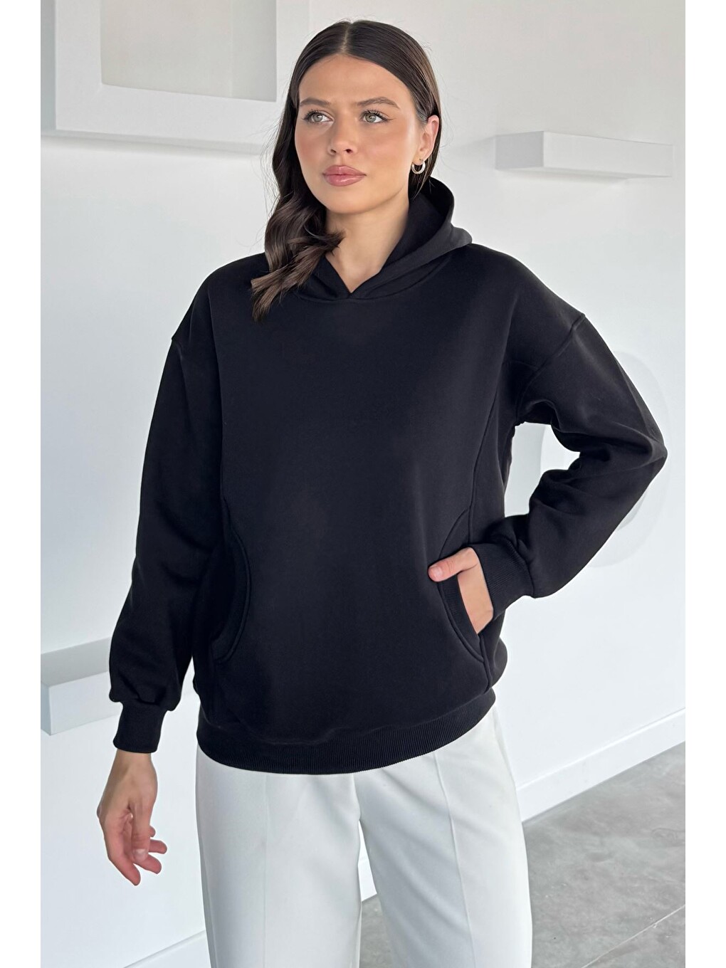 Siyah Kadın Kapüşonlu Kanguru Cepli Üç İplik Şardonlu Sweatshirt