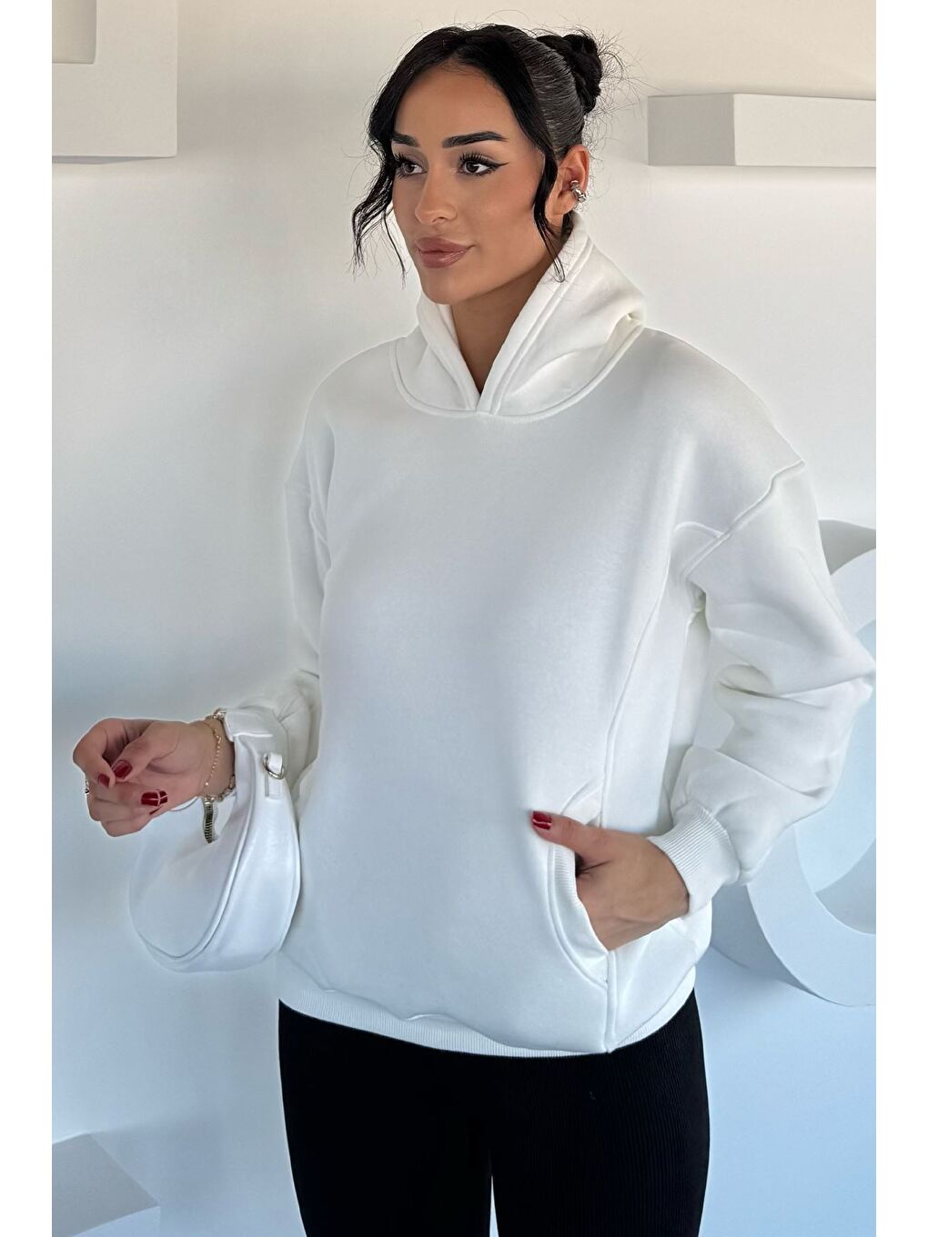 Ekru Kadın Kapüşonlu Kanguru Cepli Üç İplik Şardonlu Sweatshirt-1