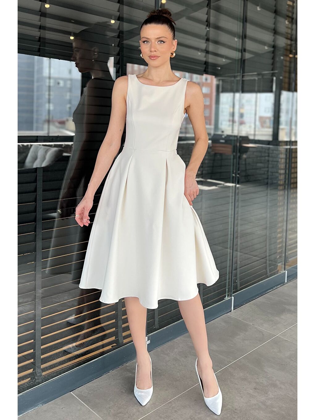 Ekru Kadın Fermuarlı Cepli Kolsuz Elbise-1