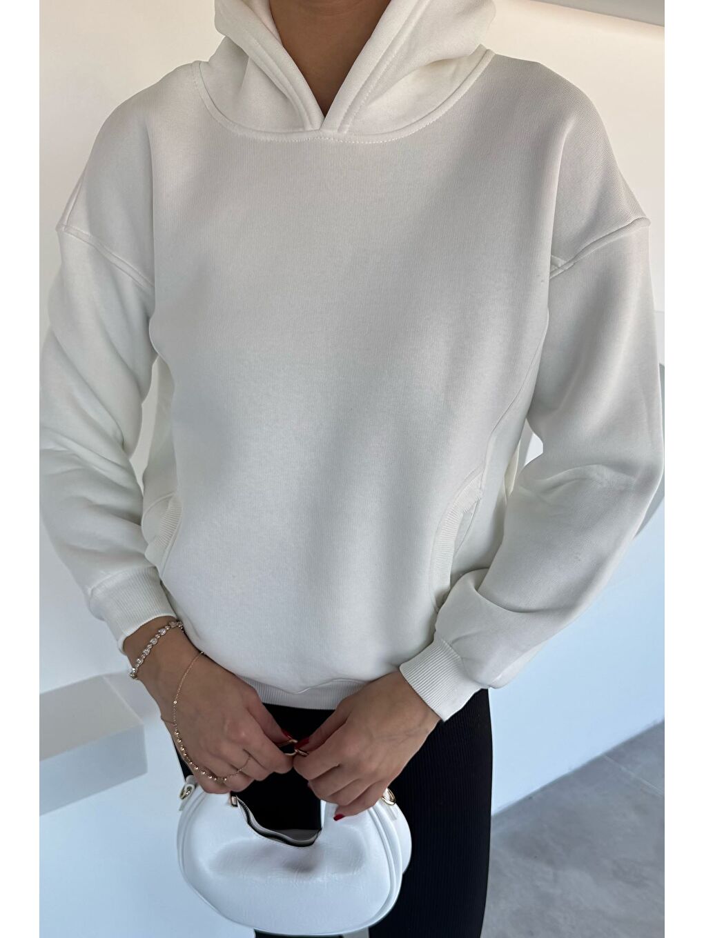 Ekru Kadın Kapüşonlu Kanguru Cepli Üç İplik Şardonlu Sweatshirt-2