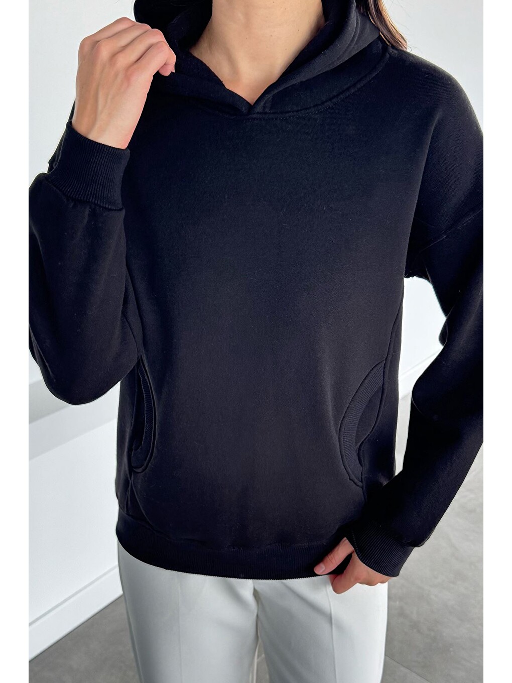 Siyah Kadın Kapüşonlu Kanguru Cepli Üç İplik Şardonlu Sweatshirt-1