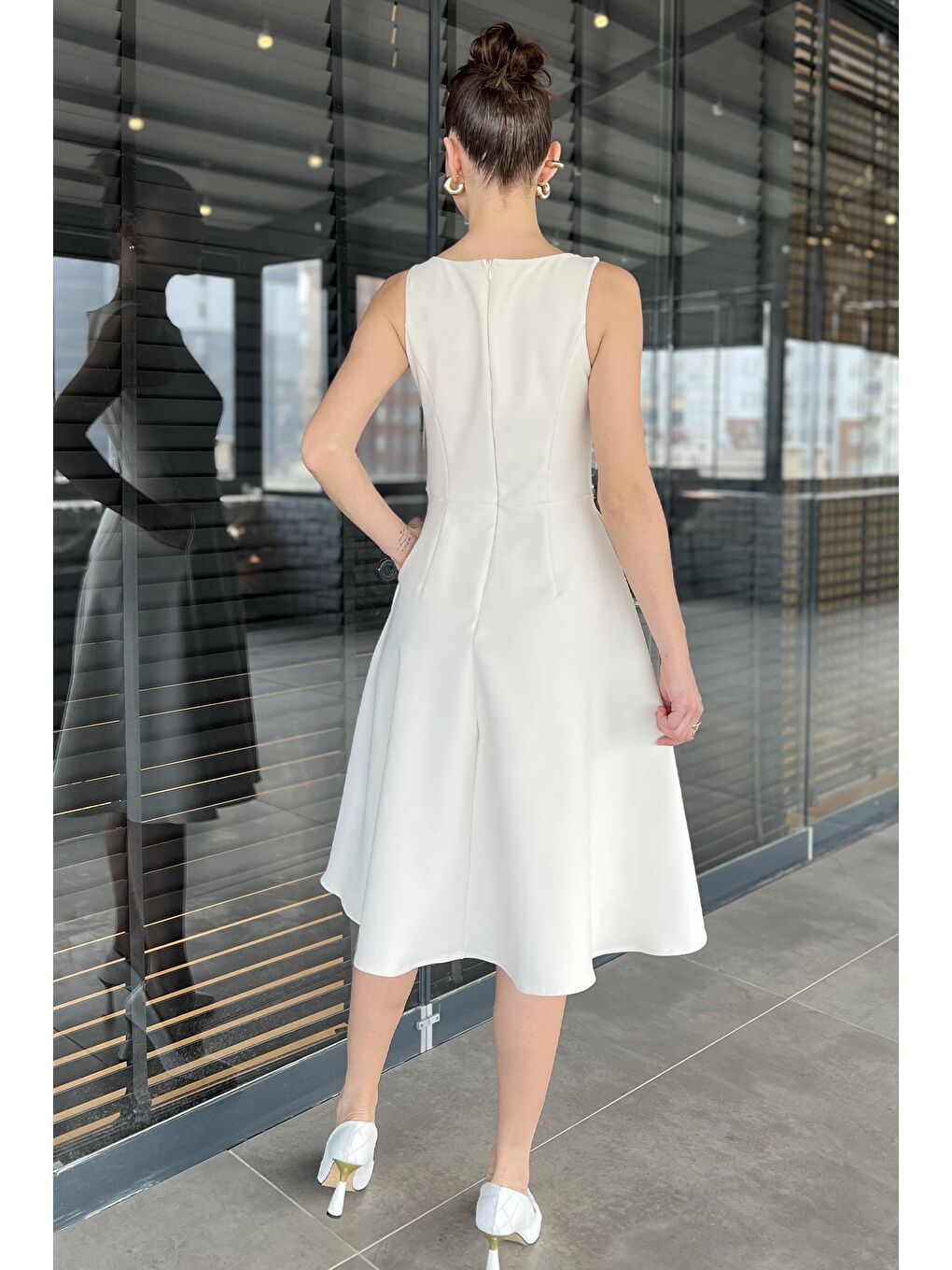 Ekru Kadın Fermuarlı Cepli Kolsuz Elbise-2