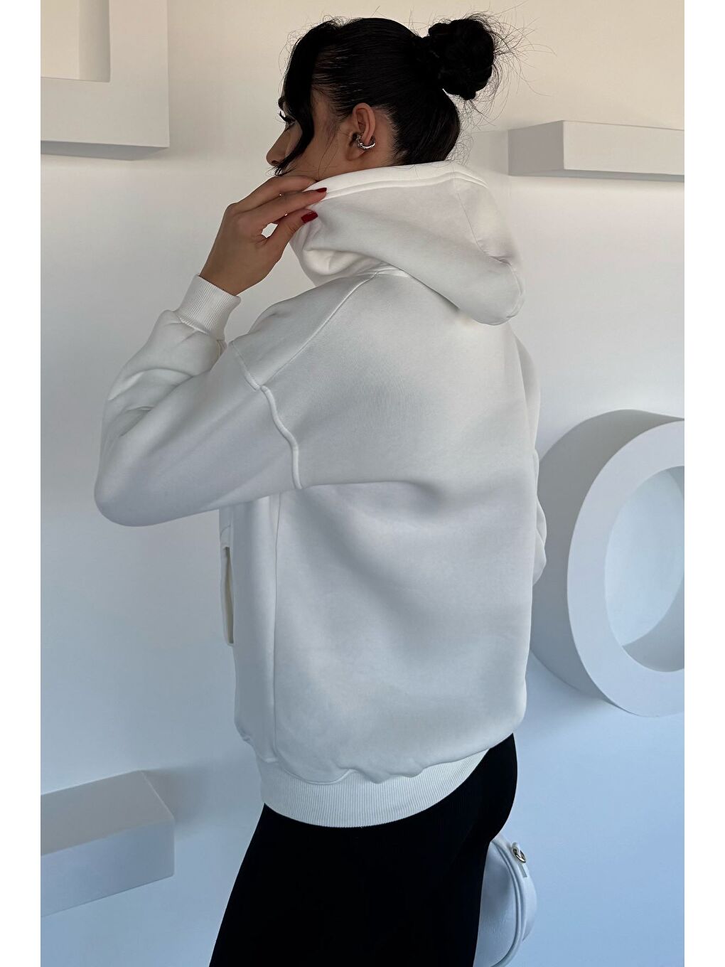 Ekru Kadın Kapüşonlu Kanguru Cepli Üç İplik Şardonlu Sweatshirt-3