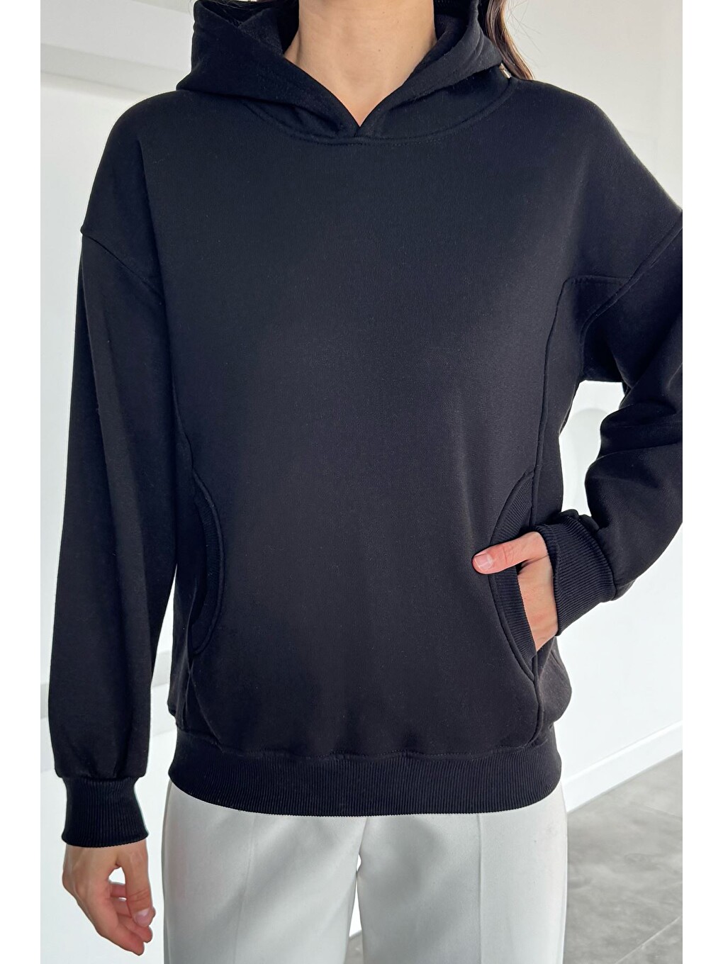 Siyah Kadın Kapüşonlu Kanguru Cepli Üç İplik Şardonlu Sweatshirt-2