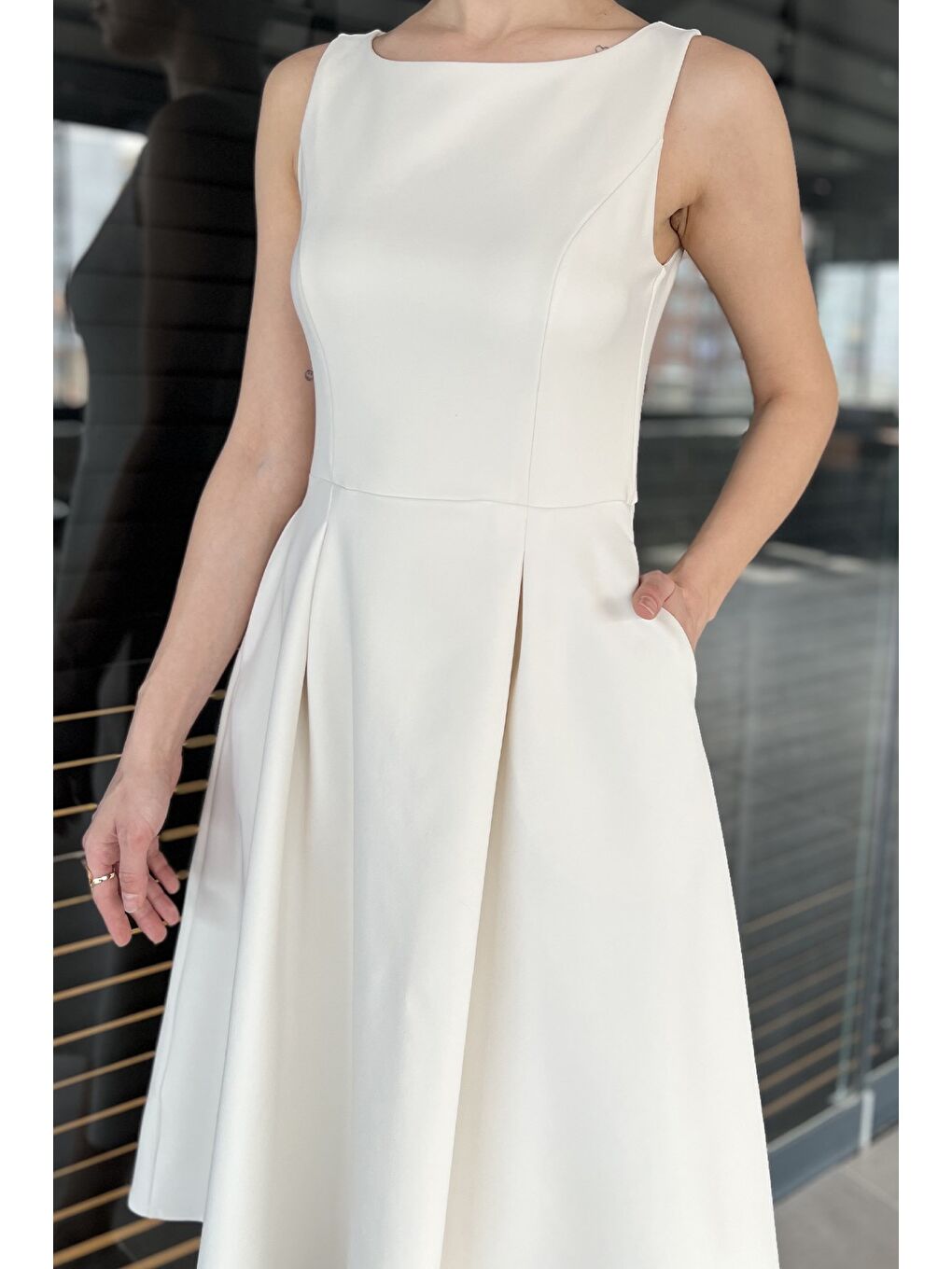 Ekru Kadın Fermuarlı Cepli Kolsuz Elbise-3