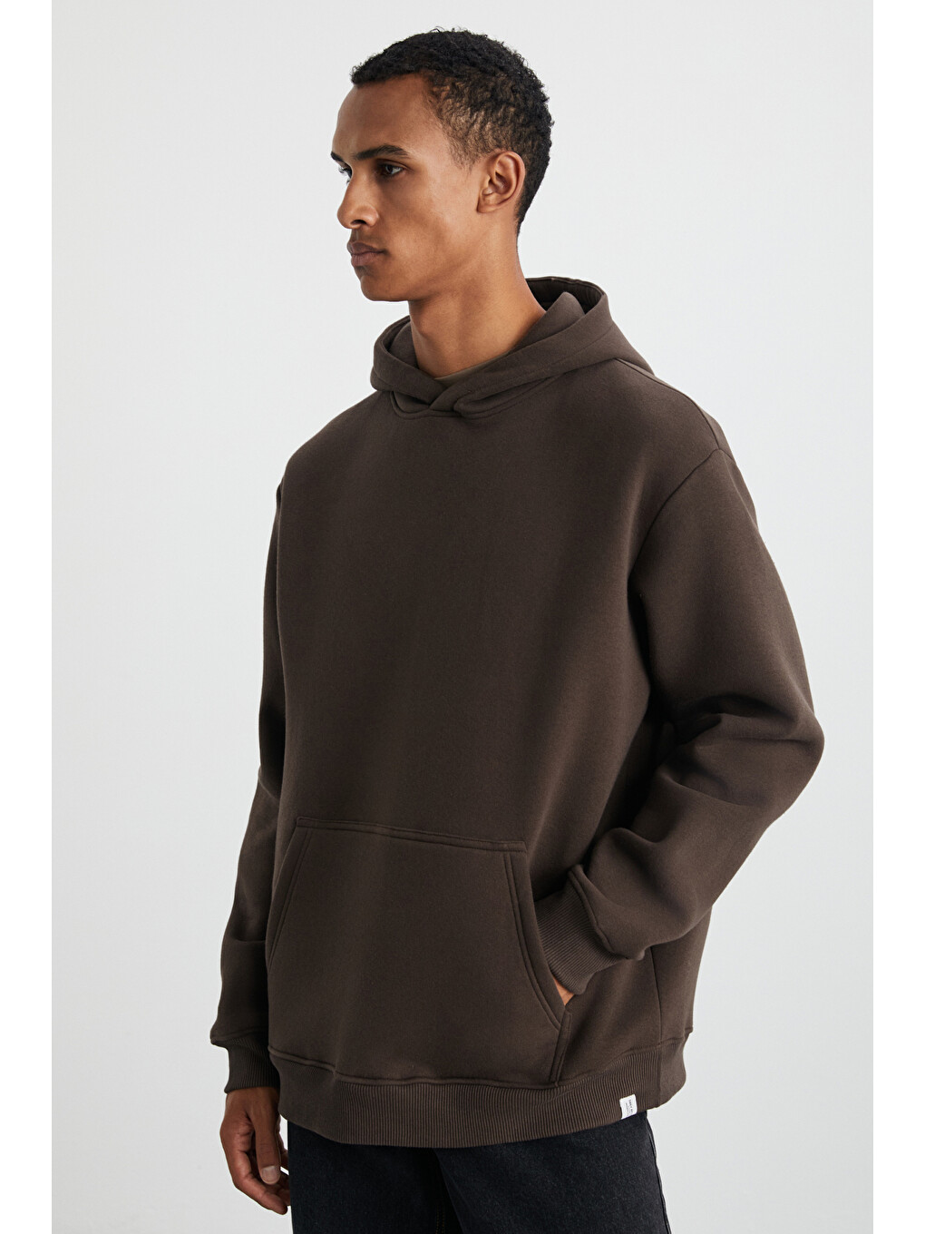Cartmel Erkek Organik Kumaşlı İçi Polarlı Yumuşacık Kanguru Cepli Kapüşonlu Kahverengi Sweatshirt-2