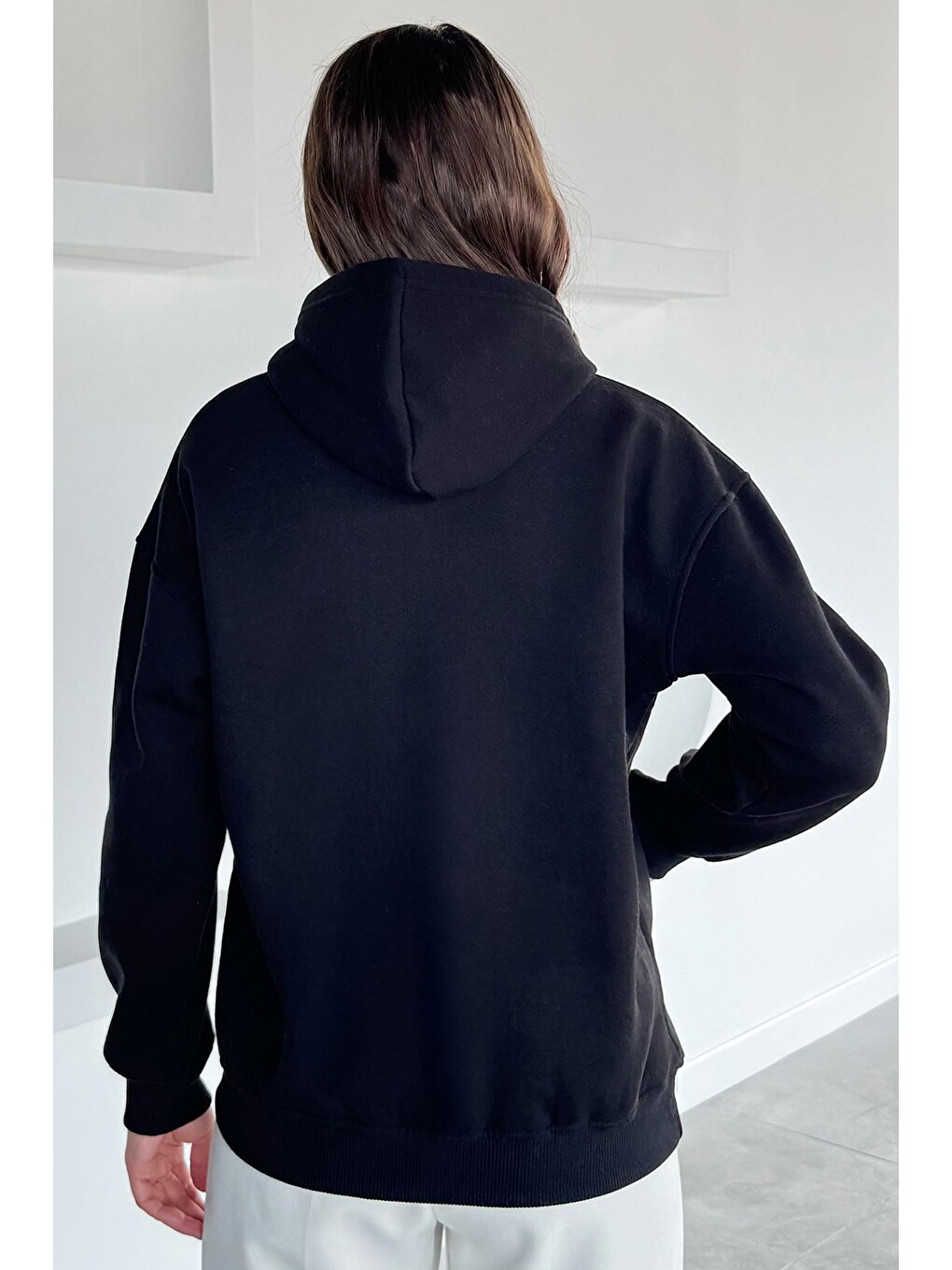 Siyah Kadın Kapüşonlu Kanguru Cepli Üç İplik Şardonlu Sweatshirt-3