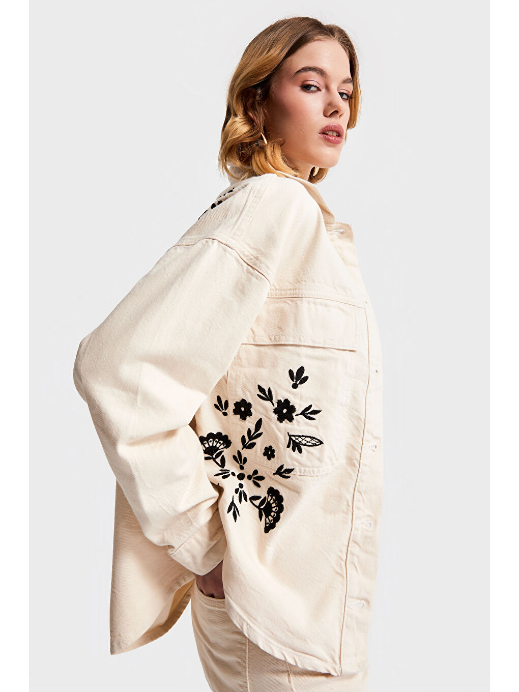 Bej Kadın Raw Renk 7S569 Nakışlı Tasarım Oversize Denim Ceket-2