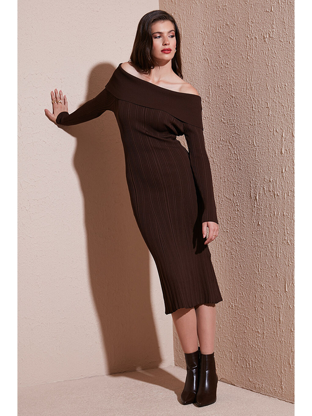 Kahverengi Premium Fitilli Carmen Yaka Slim Fit Midi Boy Triko Elbise 680EL00033