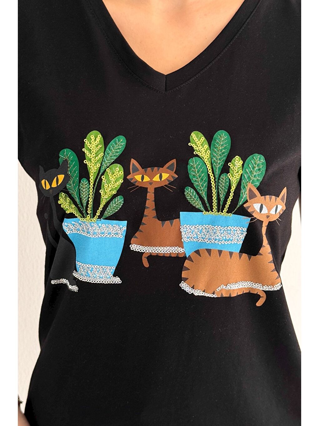 Siyah V Yaka Kısa Kol Pul Payet Aplikeli Örme Regular Fit T-Shirt-1
