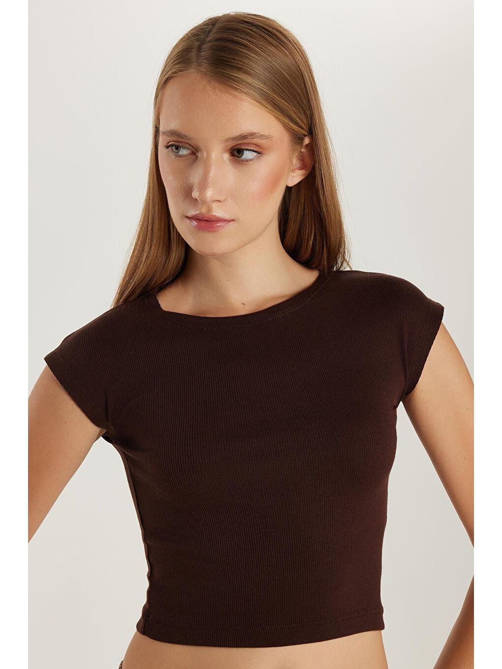 Kadın Modal Kumaş Slim Fit Dar Kesim Kısa Kollu Bisiklet Yaka Kahverengi Bluz