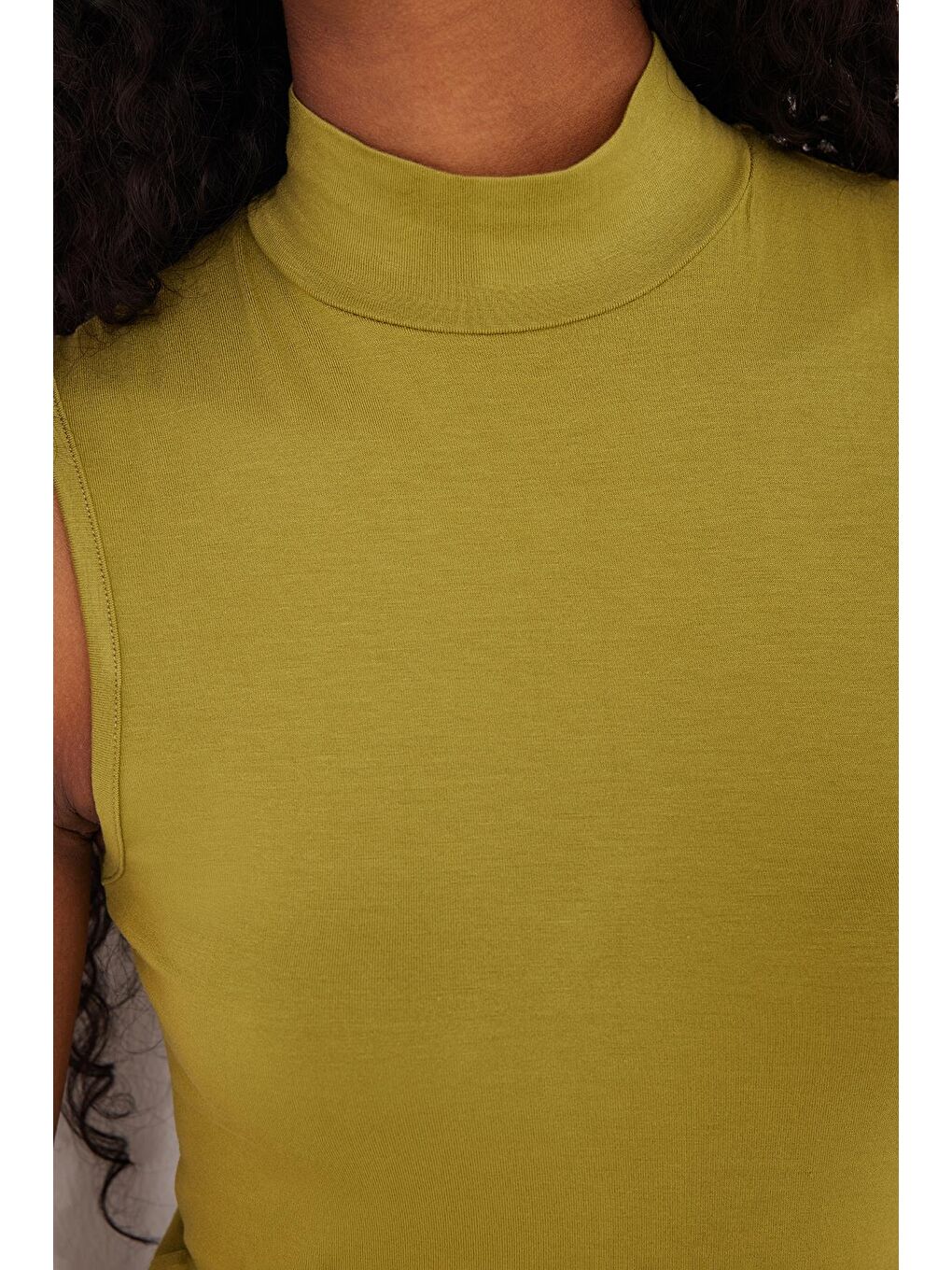 Kadın Regular Fit Klasik Kesim Viskon Kumaş Balıkçı Yaka Sıfır Kol Yeşil Bluz-2