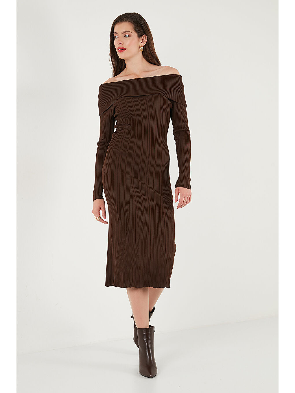 Kahverengi Premium Fitilli Carmen Yaka Slim Fit Midi Boy Triko Elbise 680EL00033-2