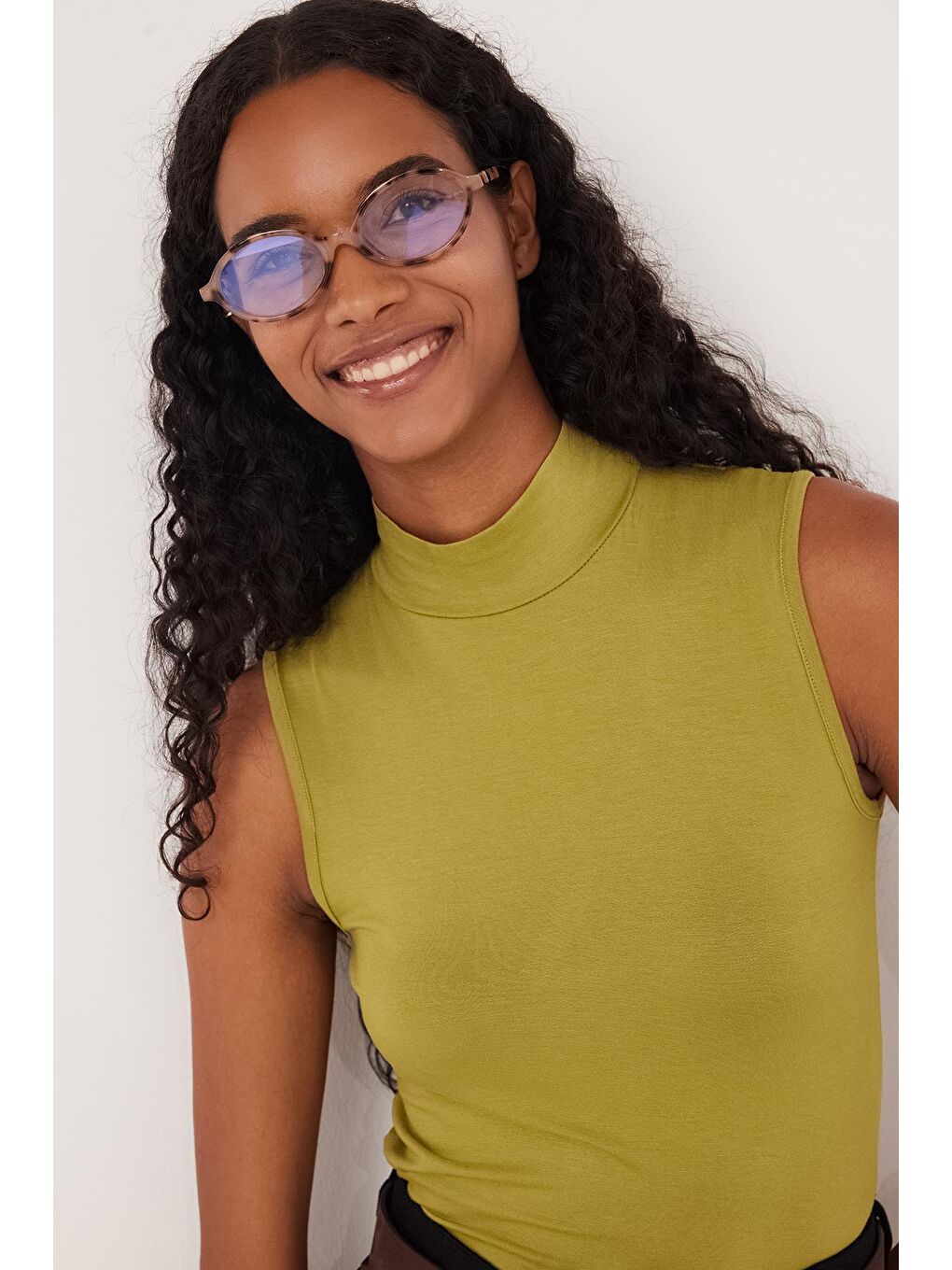 Kadın Regular Fit Klasik Kesim Viskon Kumaş Balıkçı Yaka Sıfır Kol Yeşil Bluz-4