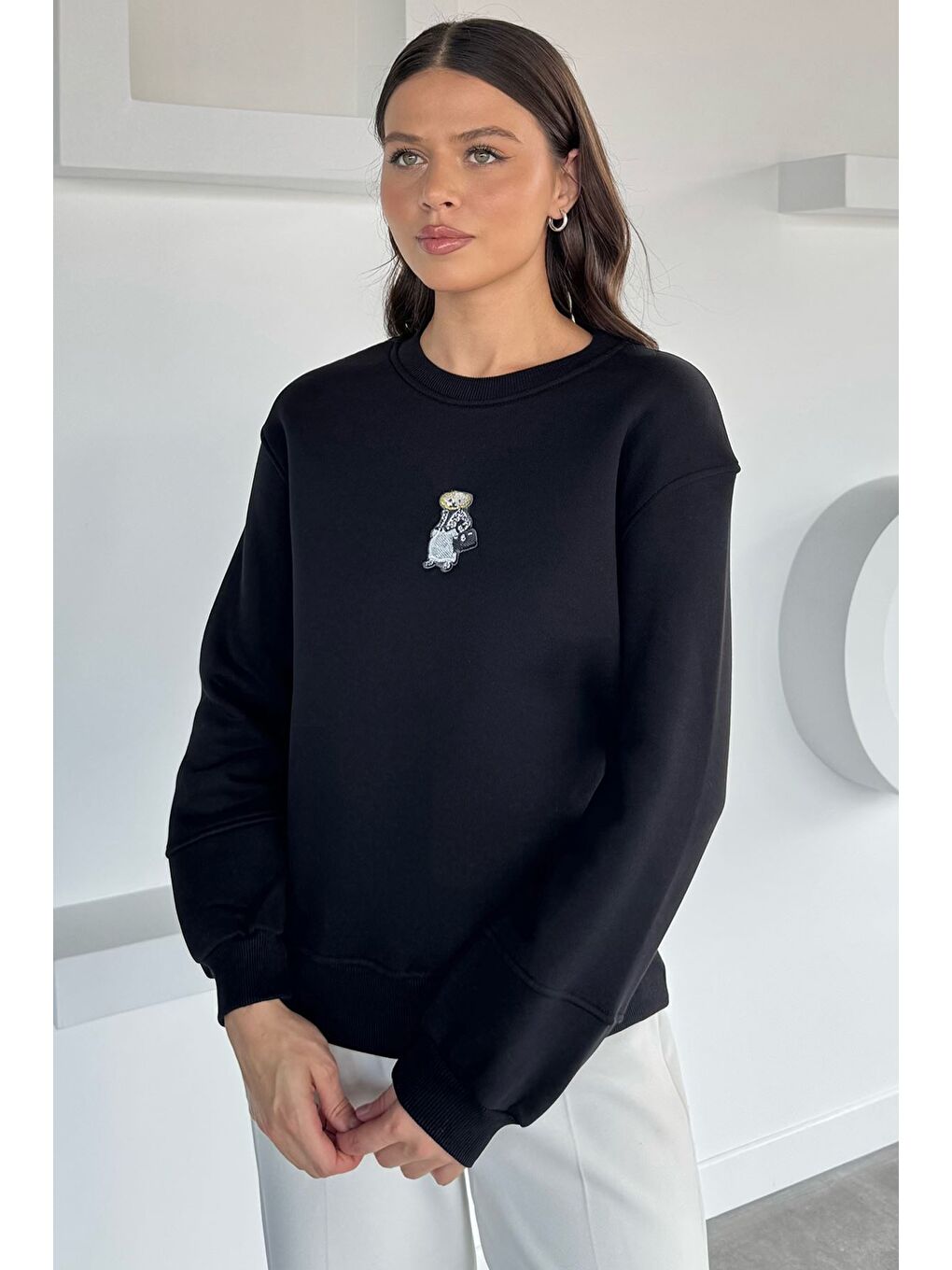 Siyah Kadın Nakışlı Üç İplik Şardonlu Sweatshirt