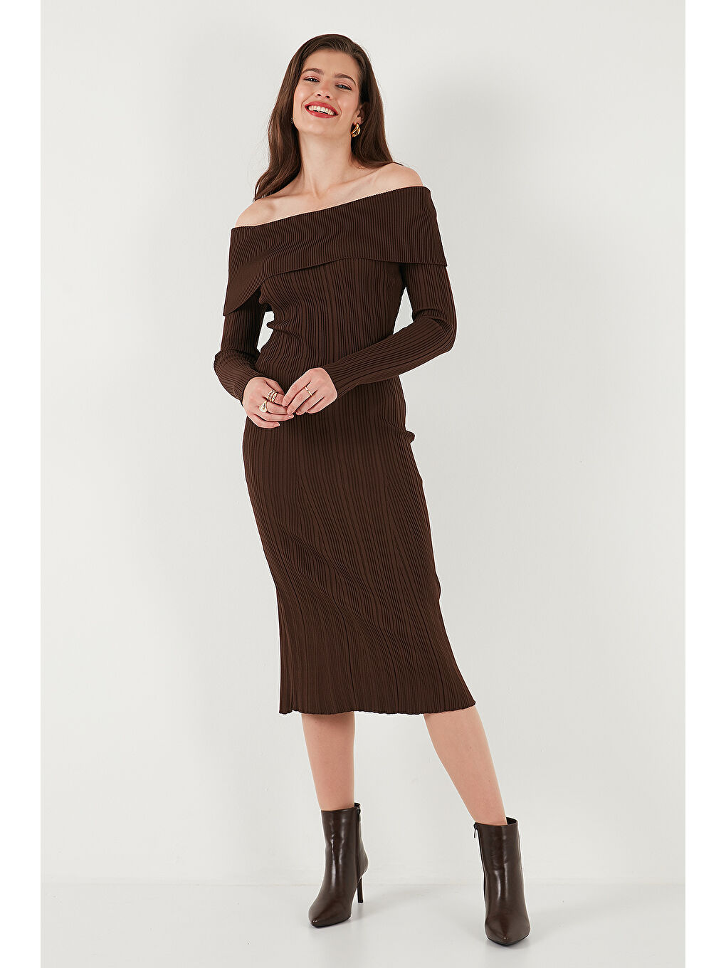 Kahverengi Premium Fitilli Carmen Yaka Slim Fit Midi Boy Triko Elbise 680EL00033-3