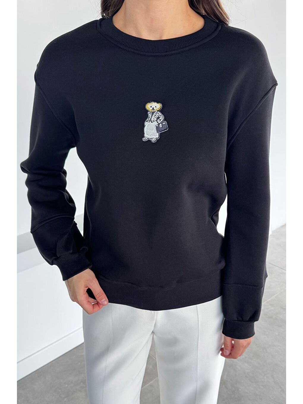 Siyah Kadın Nakışlı Üç İplik Şardonlu Sweatshirt-1