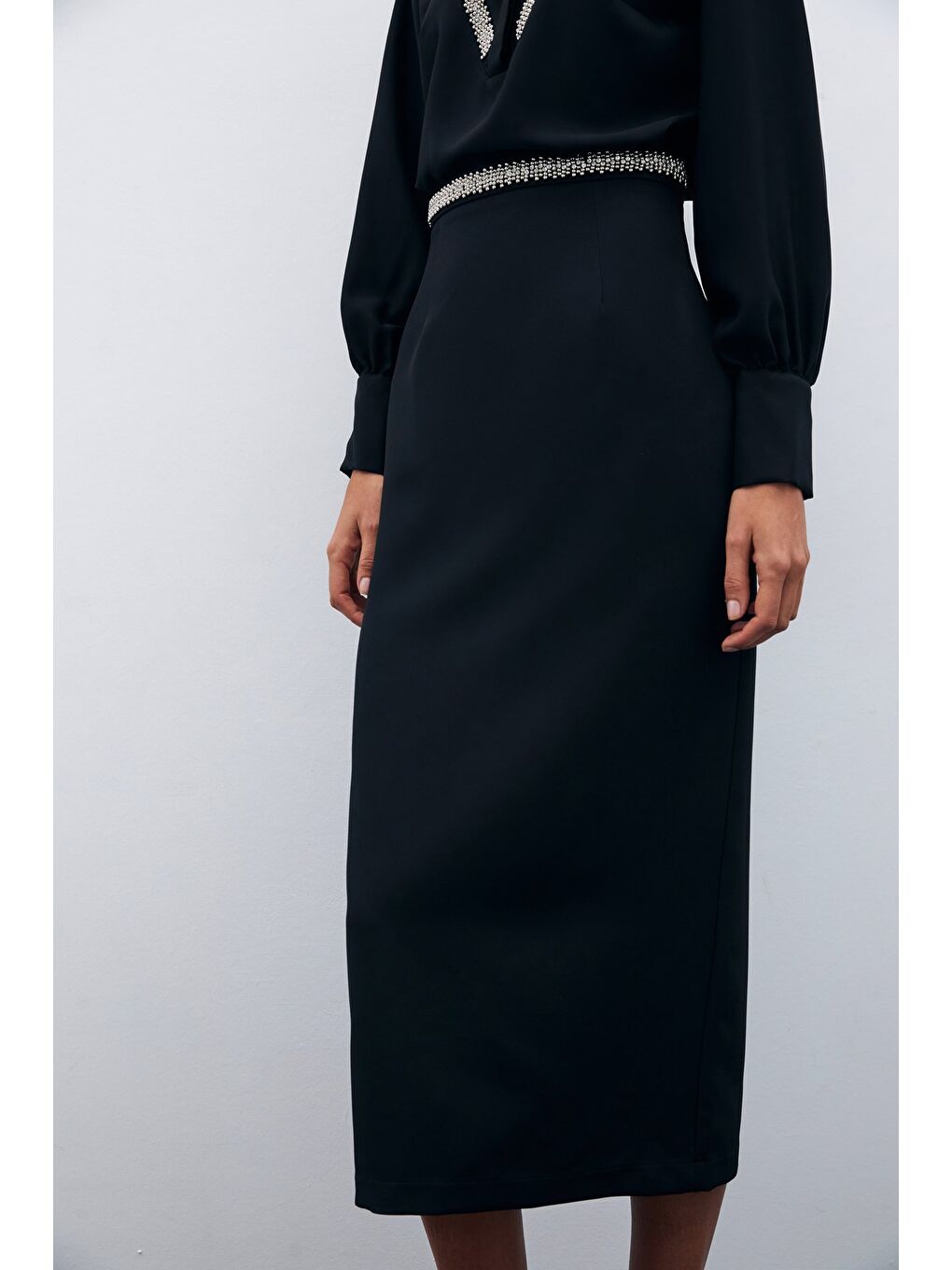 Bel Aksesuarlı Midi Etek - Siyah-4