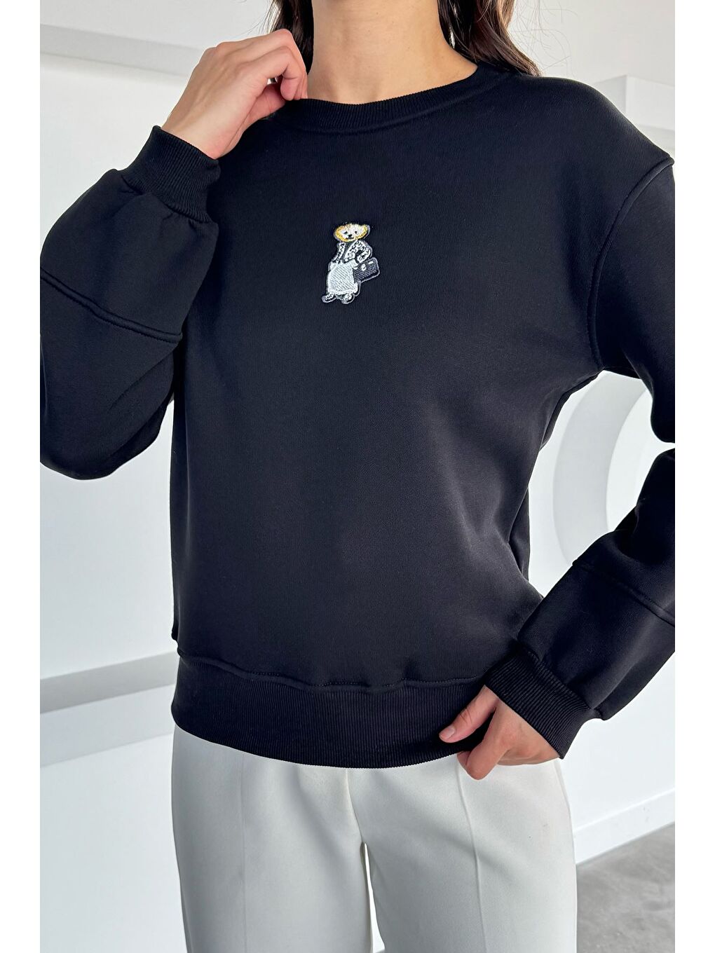 Siyah Kadın Nakışlı Üç İplik Şardonlu Sweatshirt-2