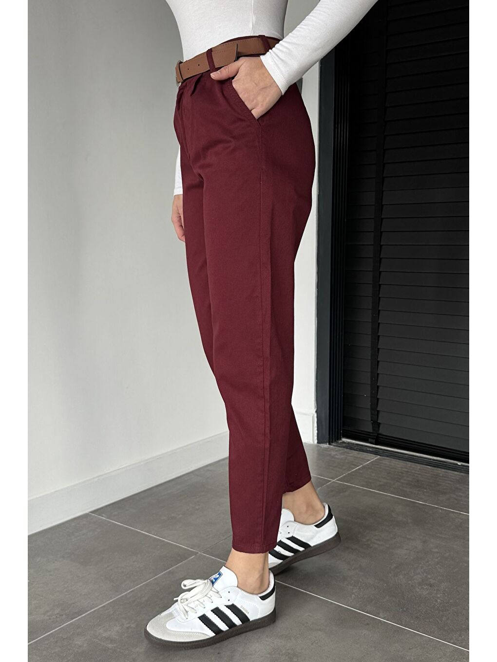 Bordo Kadın Kemer Aksesuarlı Gabardin Pantolon-1