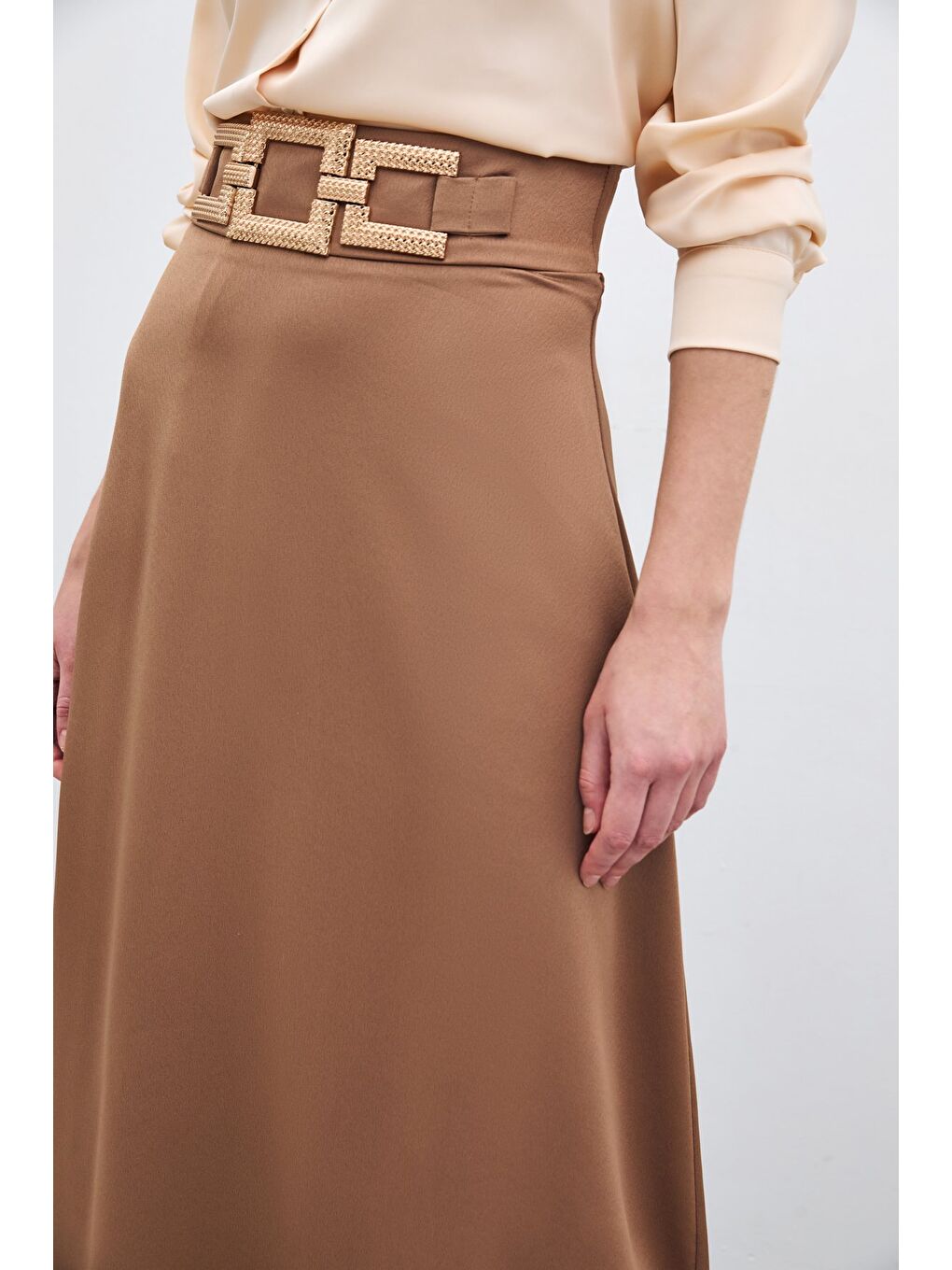 Kahverengi Bel Aksesuarlı Saten Krep Etek - Camel-3