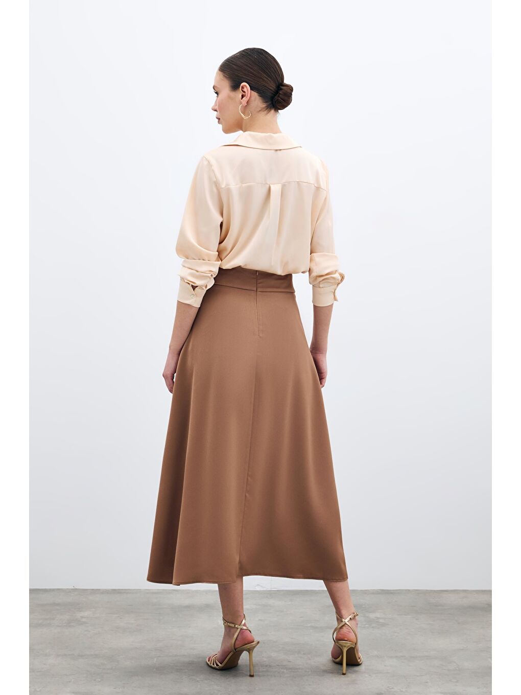 Kahverengi Bel Aksesuarlı Saten Krep Etek - Camel-4