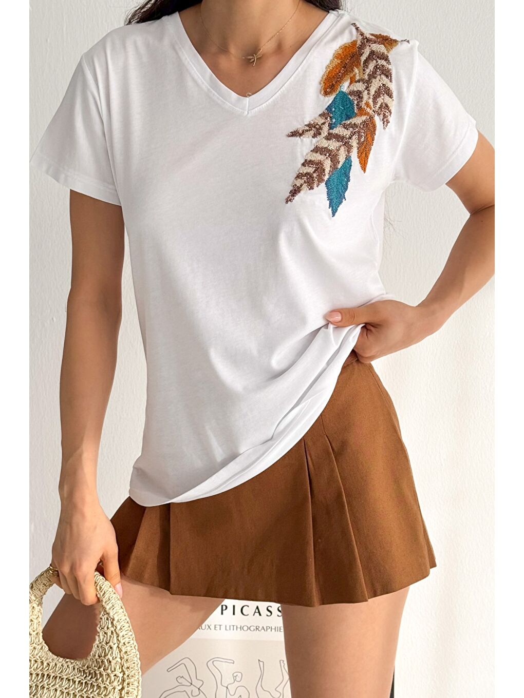 Beyaz V Yaka Kısa Kol Pul Payet Aplikeli Örme Regular Fit T-Shirt-1