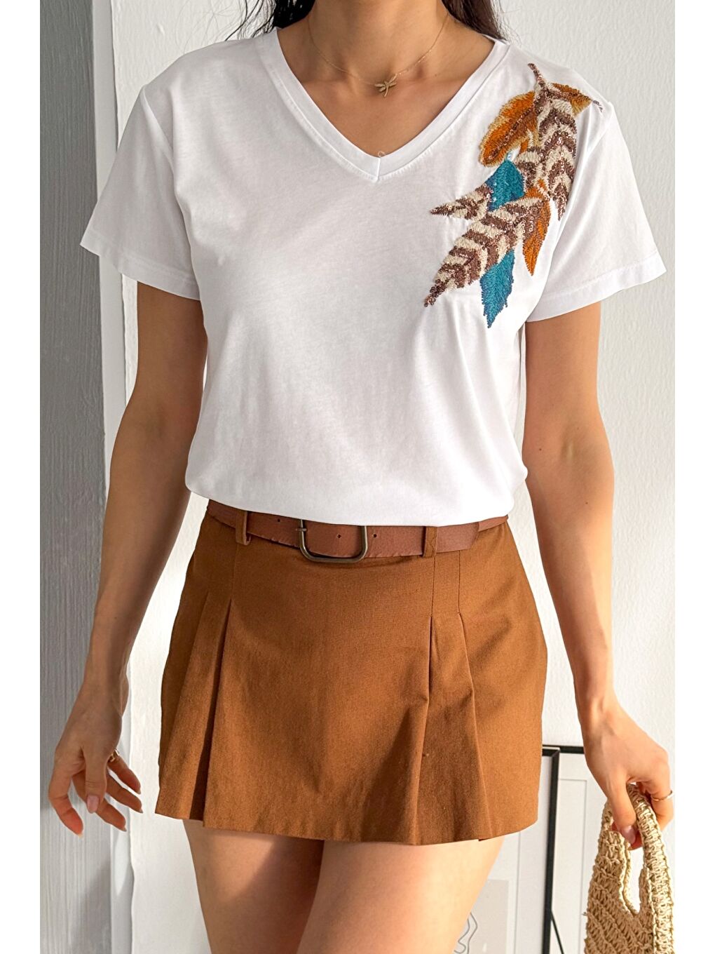 Beyaz V Yaka Kısa Kol Pul Payet Aplikeli Örme Regular Fit T-Shirt-2