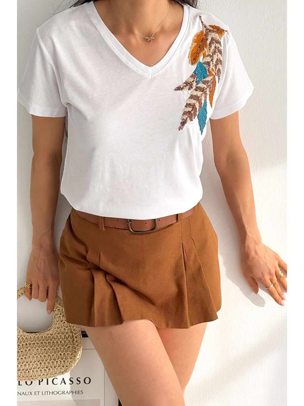 Beyaz V Yaka Kısa Kol Pul Payet Aplikeli Örme Regular Fit T-Shirt-3