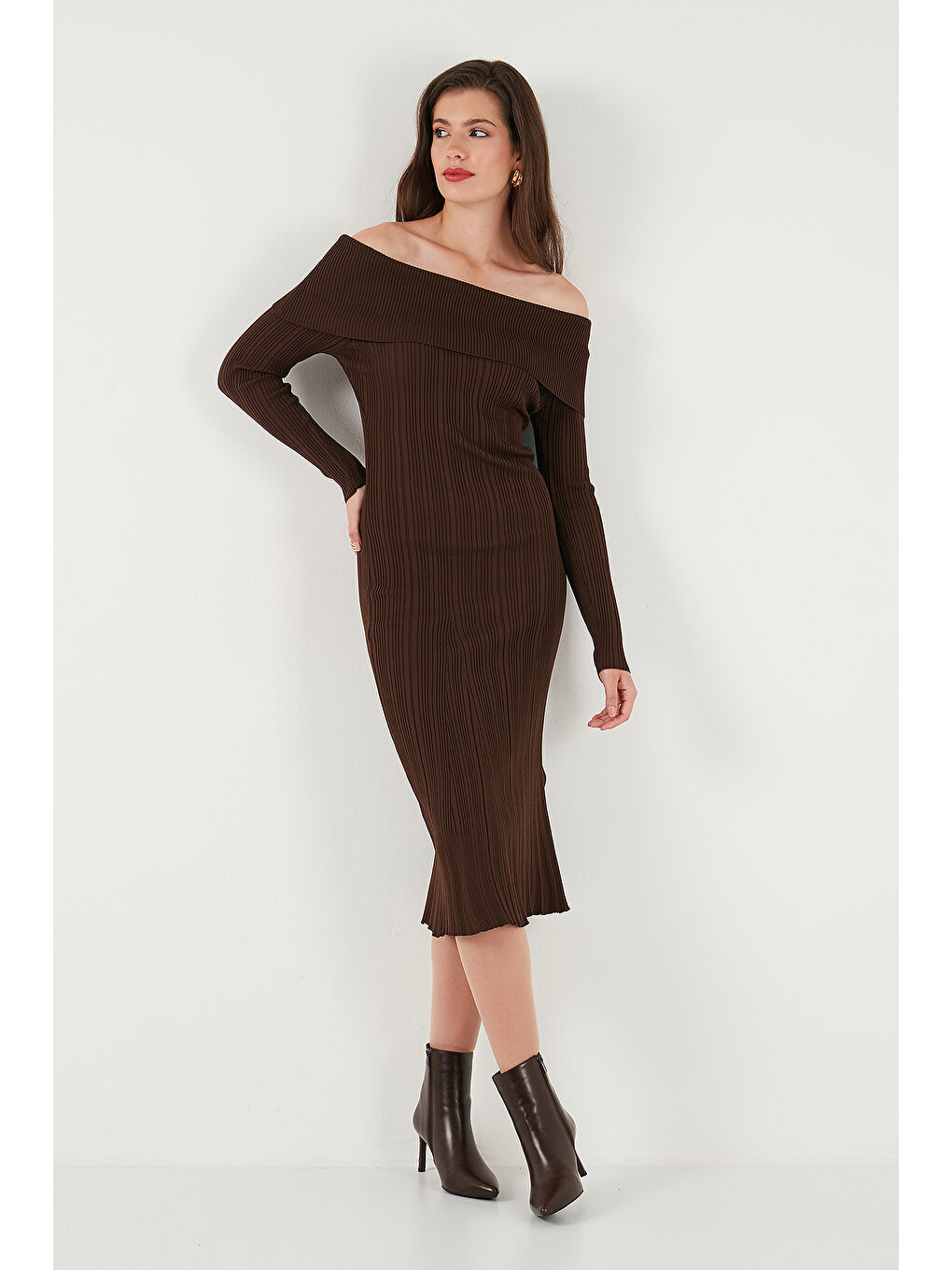 Kahverengi Premium Fitilli Carmen Yaka Slim Fit Midi Boy Triko Elbise 680EL00033-5