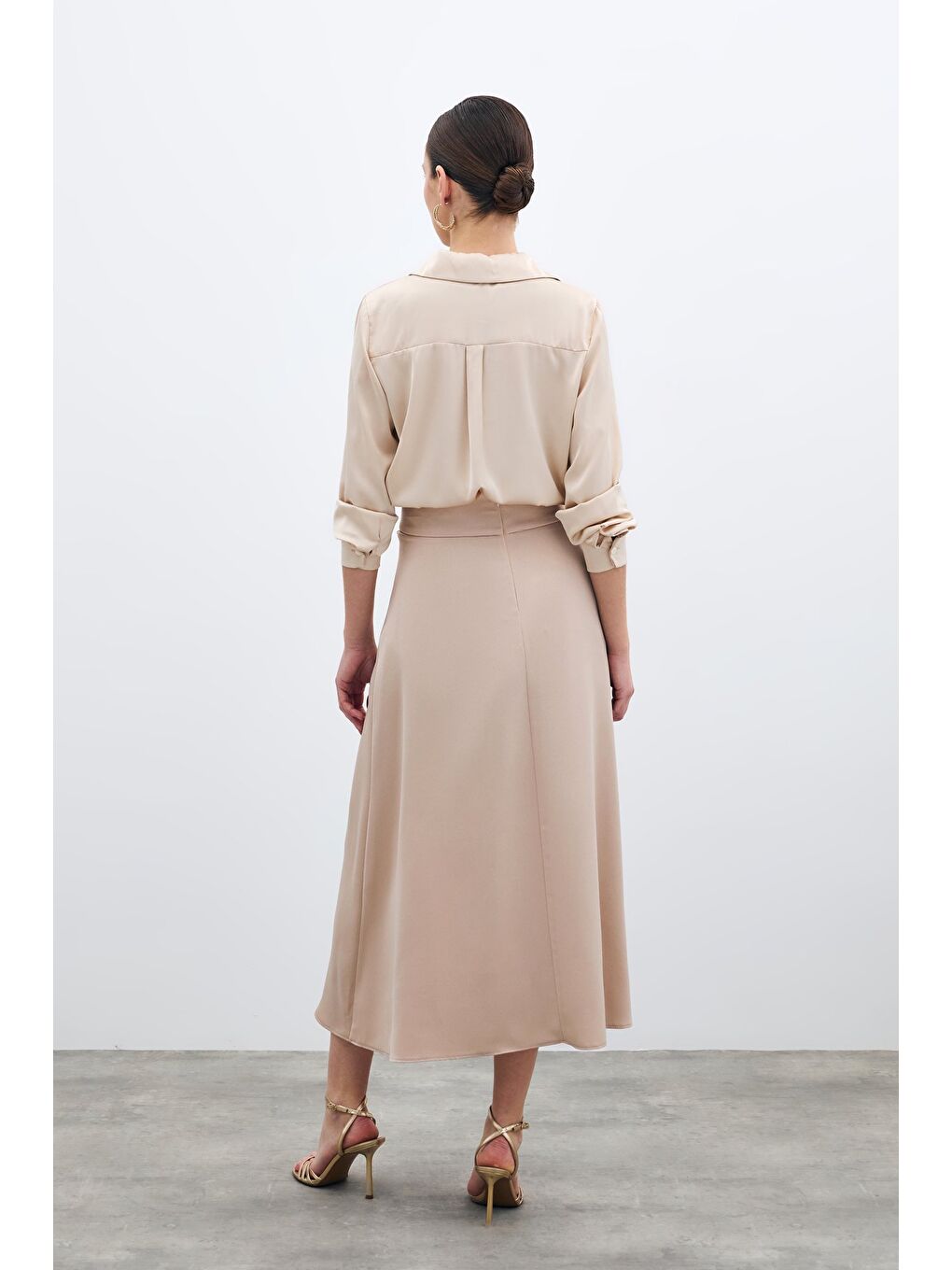 Bel Aksesuarlı Saten Krep Etek - Bej-5