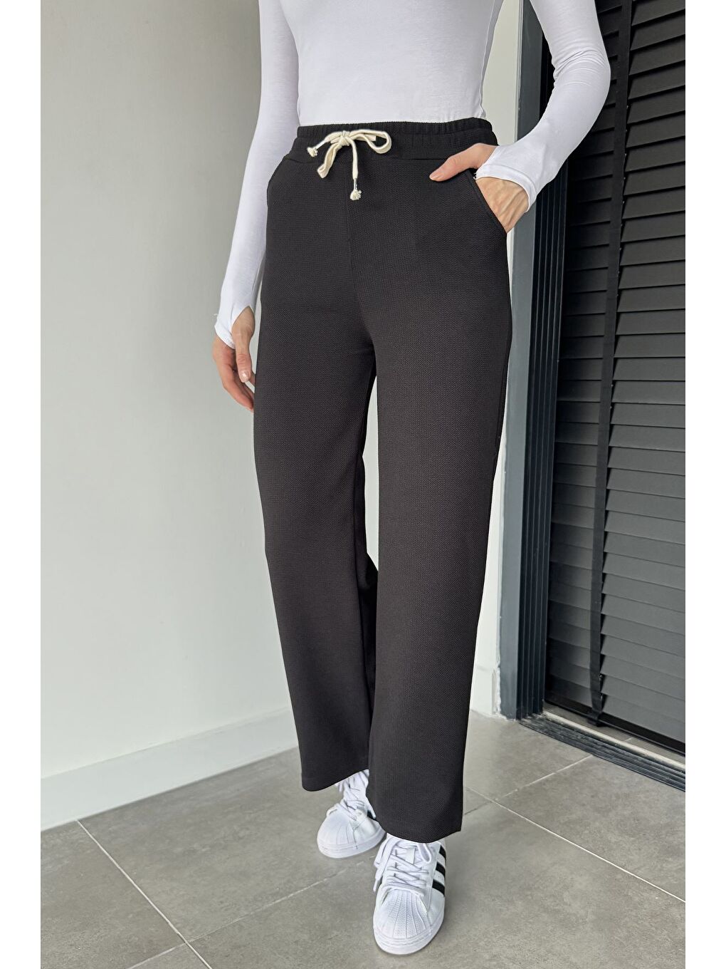 Siyah Kadın Bel Lastikli Kendinden Desenli Pantolon