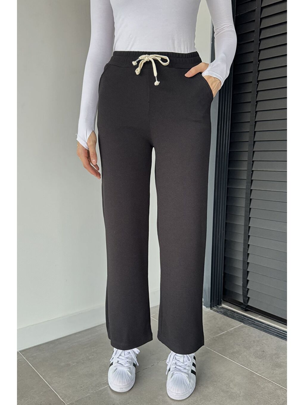 Siyah Kadın Bel Lastikli Kendinden Desenli Pantolon-1