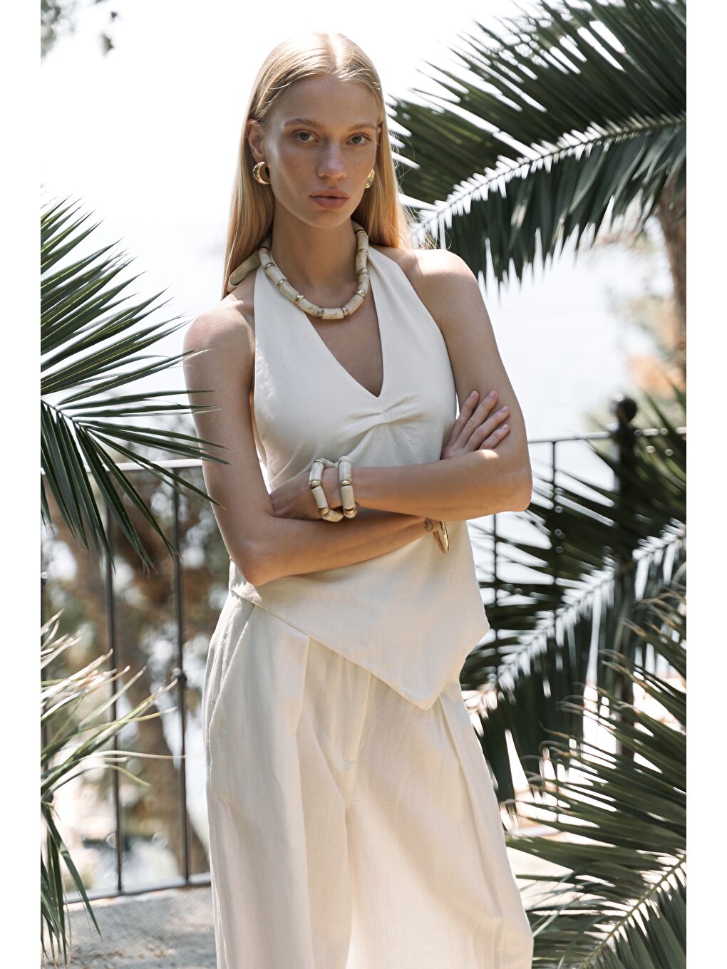 Onagho Boyundan Bağlı Ekru Crop-1