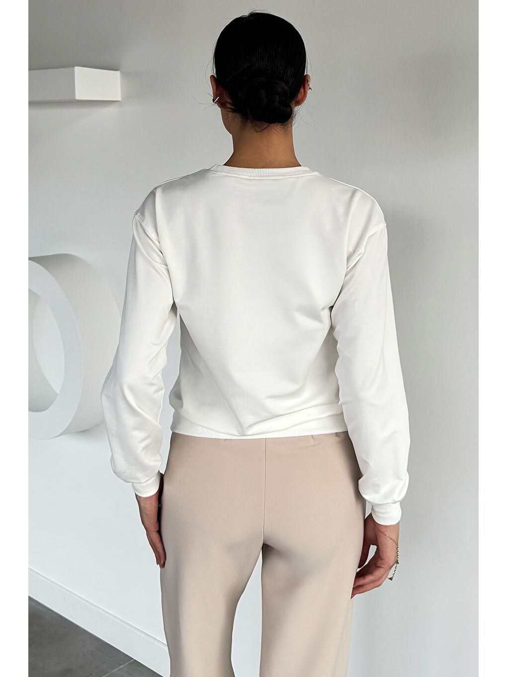 Ekru Kadın Bisiklet Yaka Baskılı Taş İşlemeli Sweatshirt-3