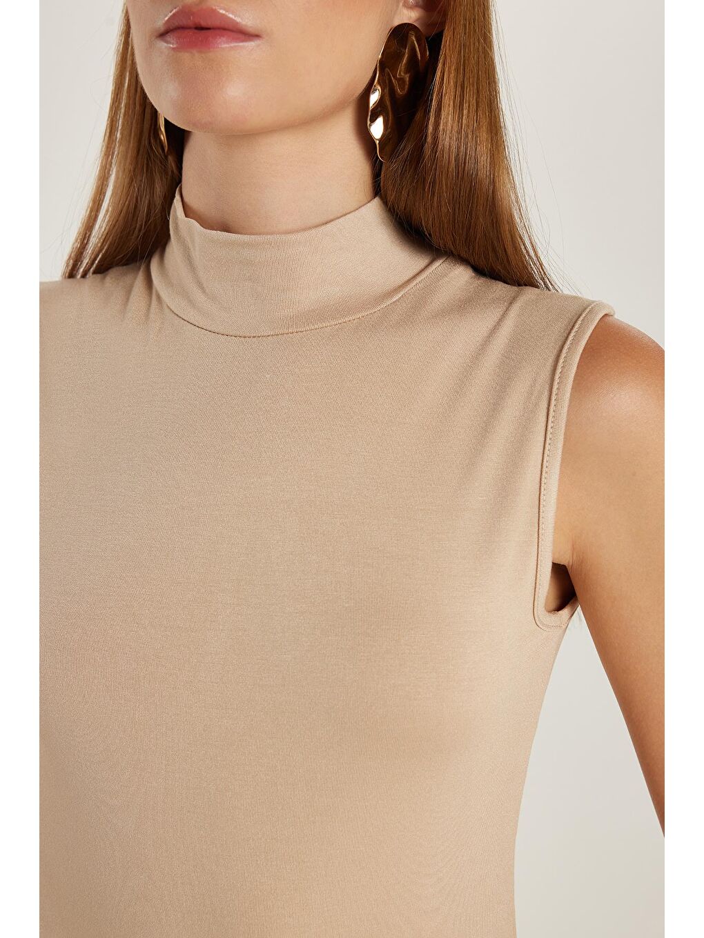 Kadın Regular Fit Klasik Kesim Viskon Kumaş Balıkçı Yaka Sıfır Kol Bej Bluz-2