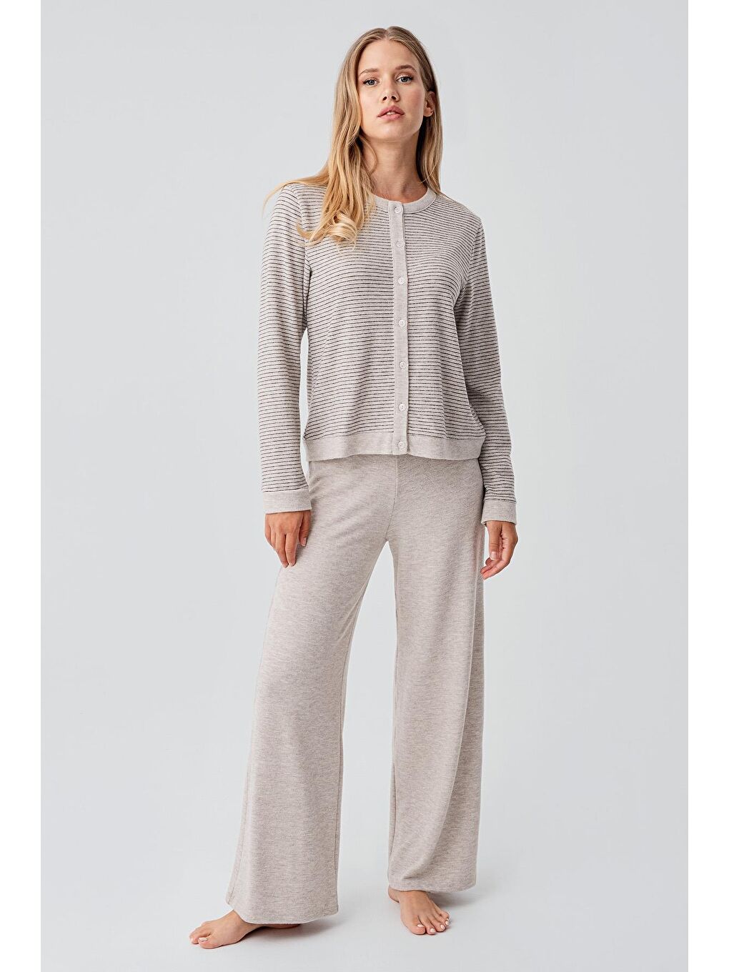 Bej Uzun Kollu Düğmeli Esnek Yumuşak Dokulu Viskoz Pijama Takım 18204
